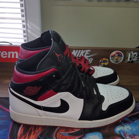 Nike Air Jordan 1 Mid Blk Toe Blk/Red And Wht 11.5m